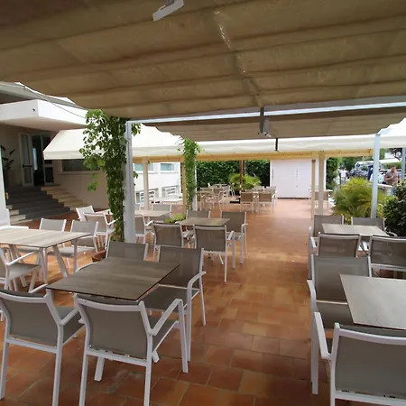 Manuela فندق تّشيرفييا