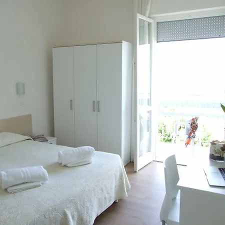 Manuela فندق تّشيرفييا